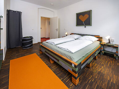 Camera da letto con letto…