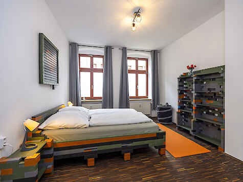Camera da letto con letto…