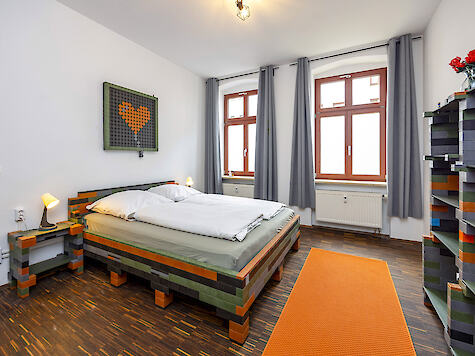 Camera da letto con letto…