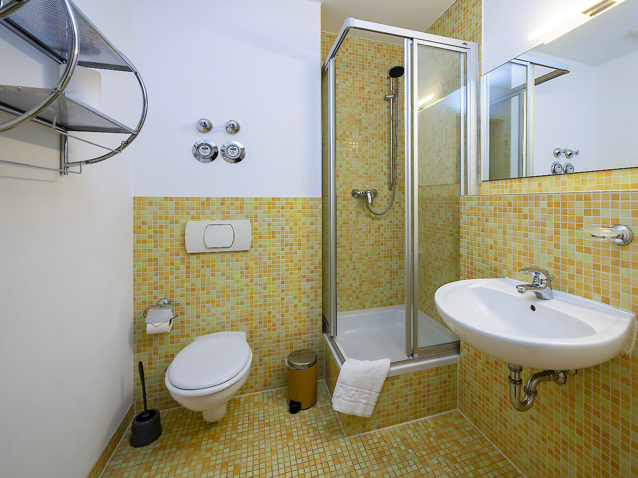 Bagno con doccia, WC e lavabo